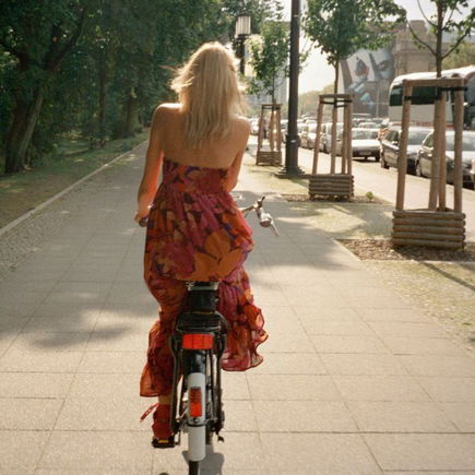 Zwillingsmama gesteht: "Fahrradhelme sind hässlich, nervig und lästig ..."