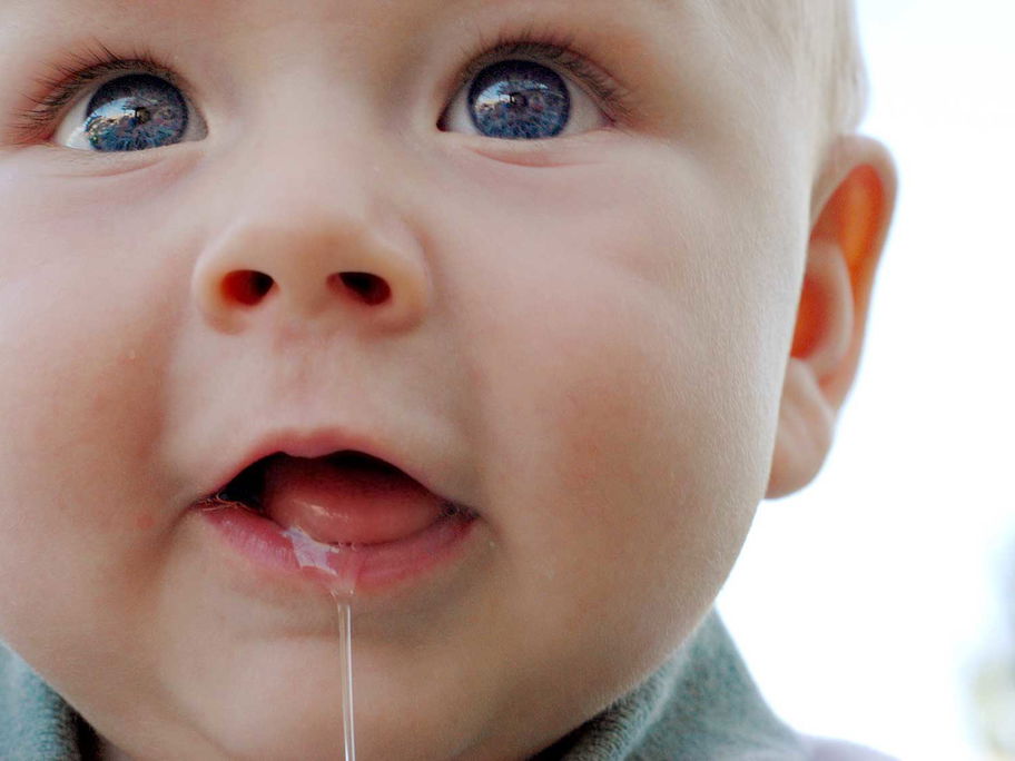 Fröhliches, sabberndes Baby.