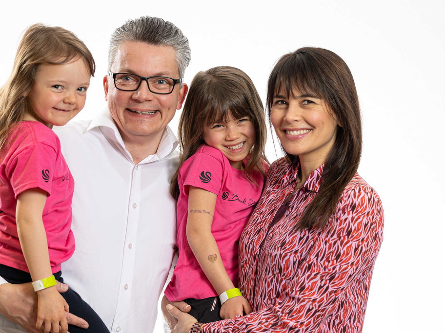 Ein gutes Team inzwischen: Damian brachte seine Kinder Cayla und Cian (nicht im Bild) mit in die Patchworkfamilie, Sandy ihre Tochter Zoey.
