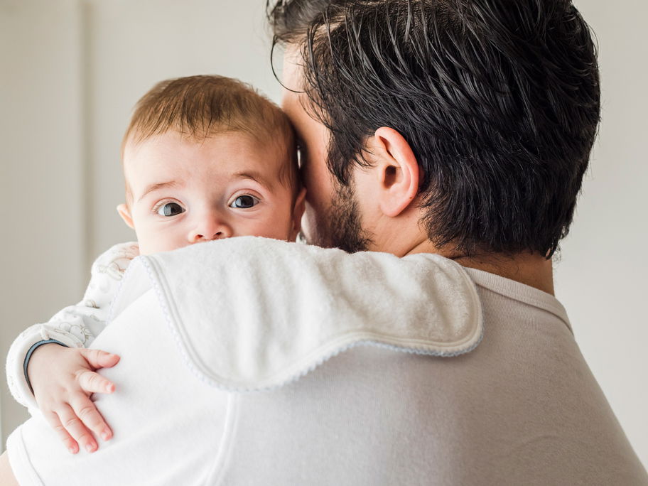 Viele Väter in spe – und Mütter – stellen sich die erste Zeit mit Baby ganz anders vor ...