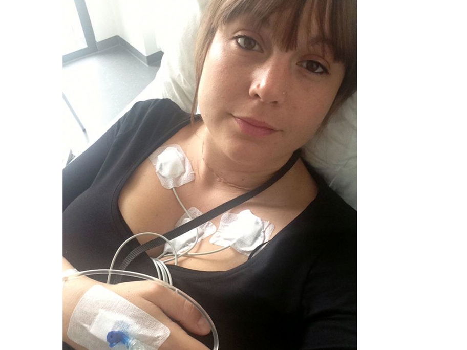 Vera erfuhr kurz nach der Geburt ihres dritten Kindes, dass sie Krebs hat. Das Bild zeigt sie nach der großen Operation 2014.