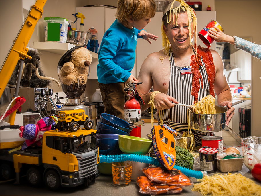 Klischee galore: Papa allein zu Hause mit zwei Kindern? Das kann nur im Chaos enden!