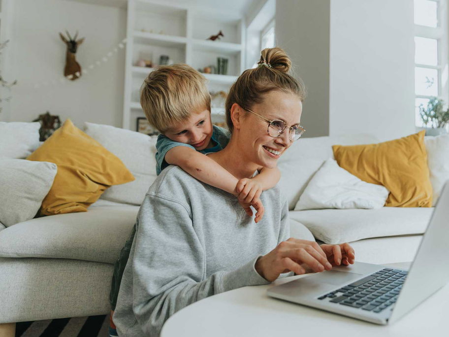 Mama mit Kind am Laptop.