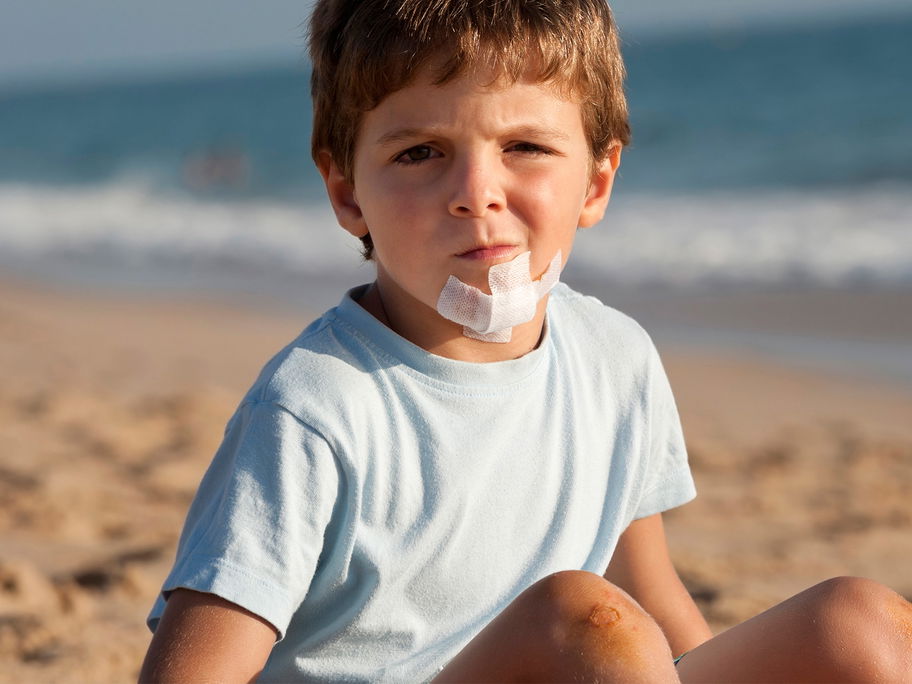 Auch am Strand können sich Kinder mal verletzen. Gut, wenn Eltern dann vorbereitet sind.