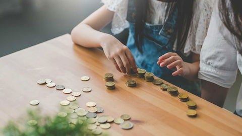 Geld sparen: So klappt es für Familien im Alltag