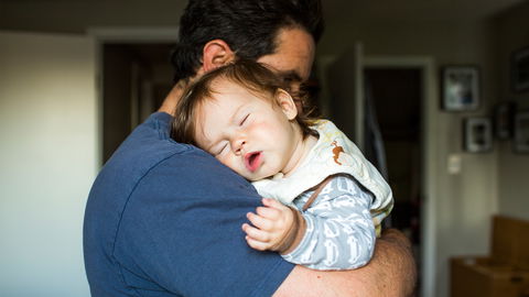Wenn das Baby bei Papa nicht einschläft – was tun?