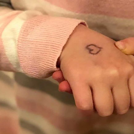 Welche Bedeutung das Herz auf der Hand dieses Mädchens hat