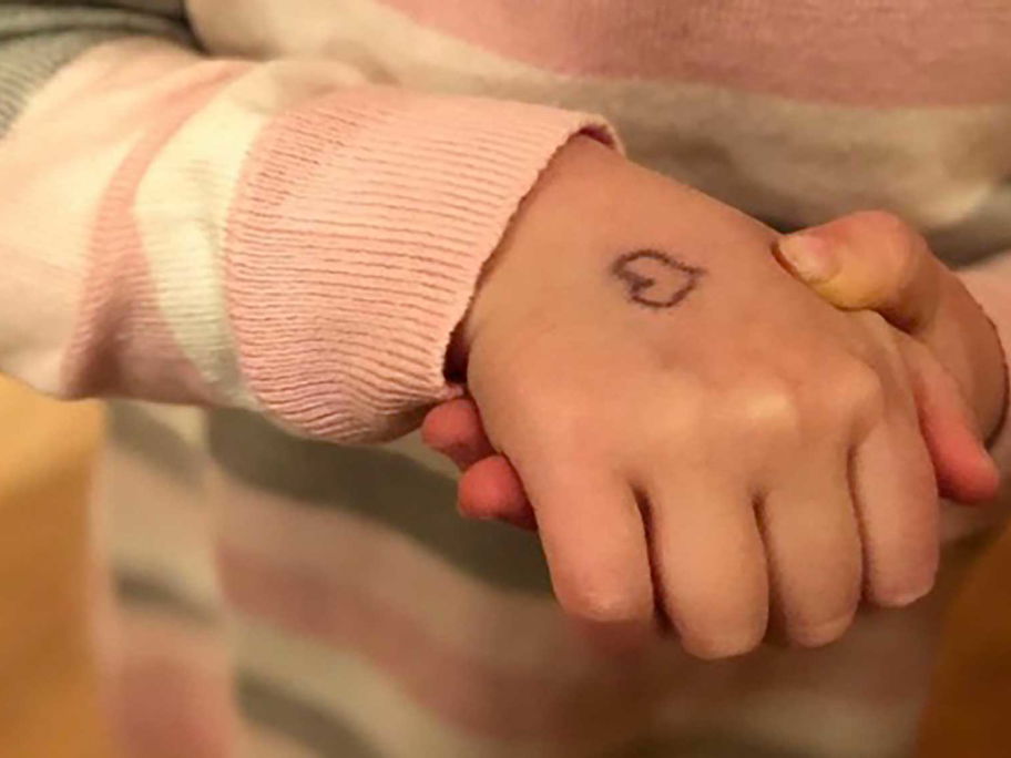Herz auf Kinderhand gemalt