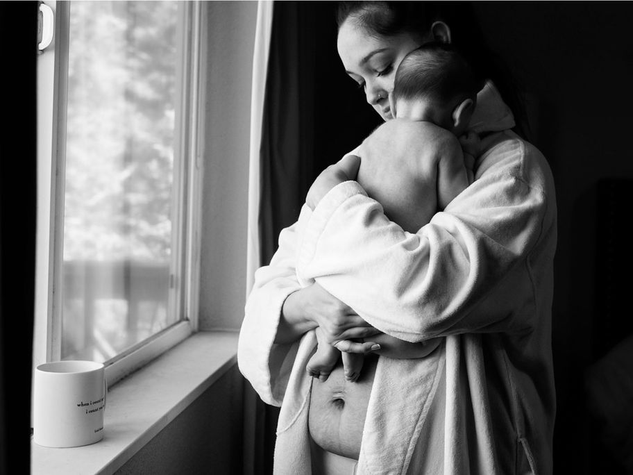 Eine Momentaufnahme von Mama mit Baby, die bei uns sofort Emotionen weckt.