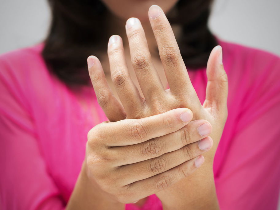 Woher kommt das? Schmerzende Finger und Hände können auf das De-Quervain-Syndrom oder Schnappfinger hindeuten.