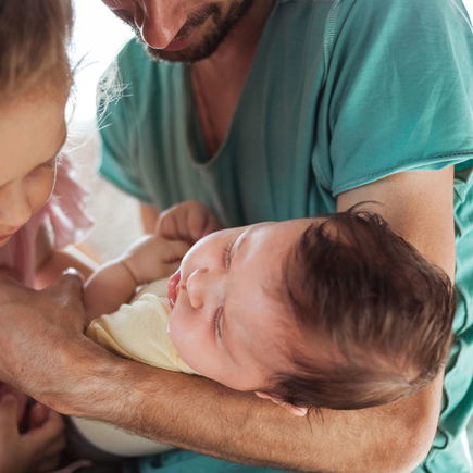 Super lustig: Wie Kinder auf ihr Geschwisterchen reagieren