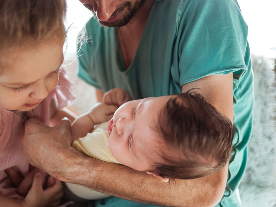Beim ersten Treffen sind Kinder manchmal noch nicht ganz überzeugt vom neuen Geschwisterchen.