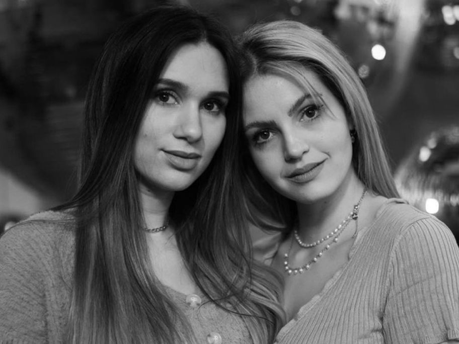 Das Foto zeigt Vanessa (li.) und Ina (re.), das "Couple on Tour", in guten Zeiten, vor dem Schicksalsschlag.