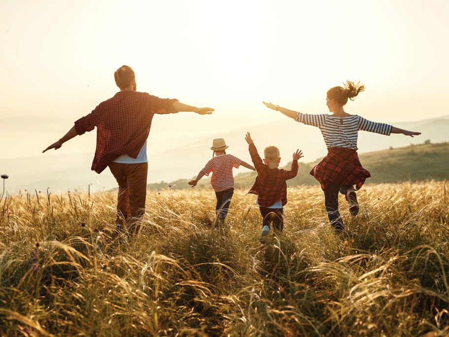 Den Kindern die Jahreszeiten erklären und sie gemeinsam genießen, macht der ganzen Familie Spaß.