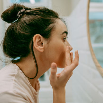 Brustwarzensalbe gegen Augenringe: Das soll helfen?!