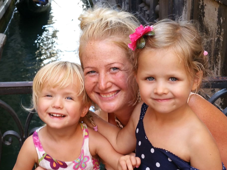 Nadine mit ihren beiden Mädchen. Lilly (links) ist heute sieben – so alt war Lina, als sie starb.