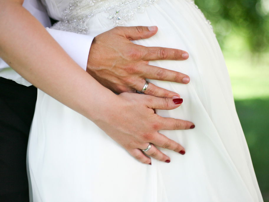 Schwangeres Hochzeitspaar.