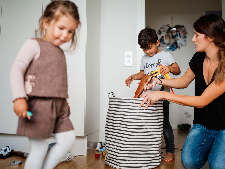 Vormittags arbeiten, nachmittags Kinder bespaßen und aufräumen: Für viele Mütter Alltag!