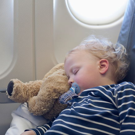 Kinderbetten fürs Flugzeug: Schöner schlafen mit Sitzverlängerung