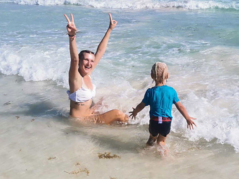 Michelle (29) bereist mit Sohn Marlon (3) die Welt. Hier am mexikanischen Traumstrand.