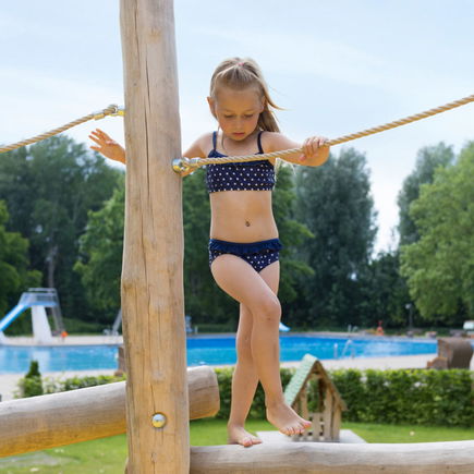 Badespaß ohne Risiko: Auf diese 8 Dinge müssen Eltern beim Baden laut Experte achten