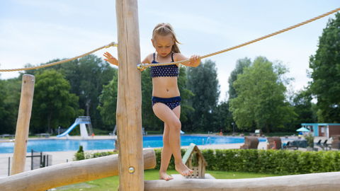 Badespaß ohne Risiko: Auf diese 8 Dinge müssen Eltern beim Baden laut Experte achten