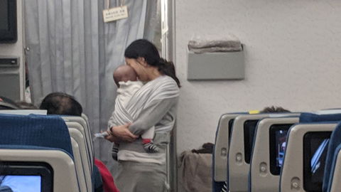 Mama verteilt im Flugzeug 200 Tütchen an Mitreisende – als Entschuldigung für ihr Baby