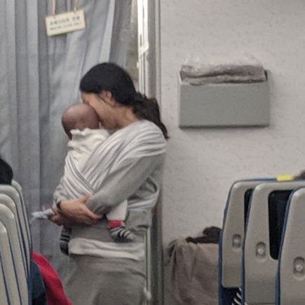Mama verteilt im Flugzeug 200 Tütchen an Mitreisende – als Entschuldigung für ihr Baby