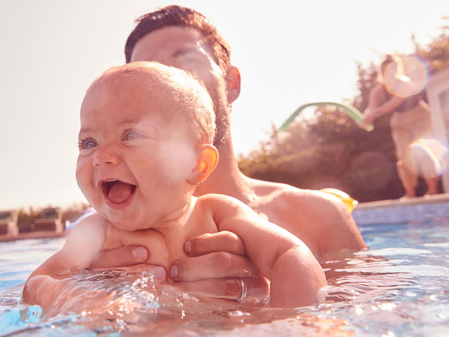 Fröhlich planschen: Ab wann mit Baby ins Schwimmbad oder Freibad?