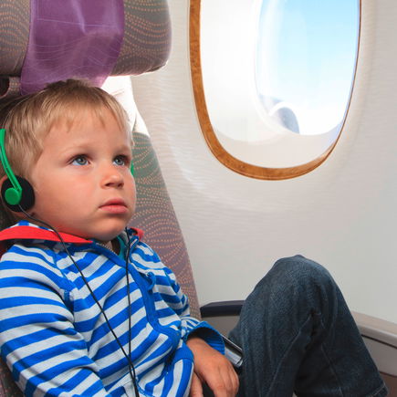 Ab welchem Alter dürfen Kinder alleine fliegen?