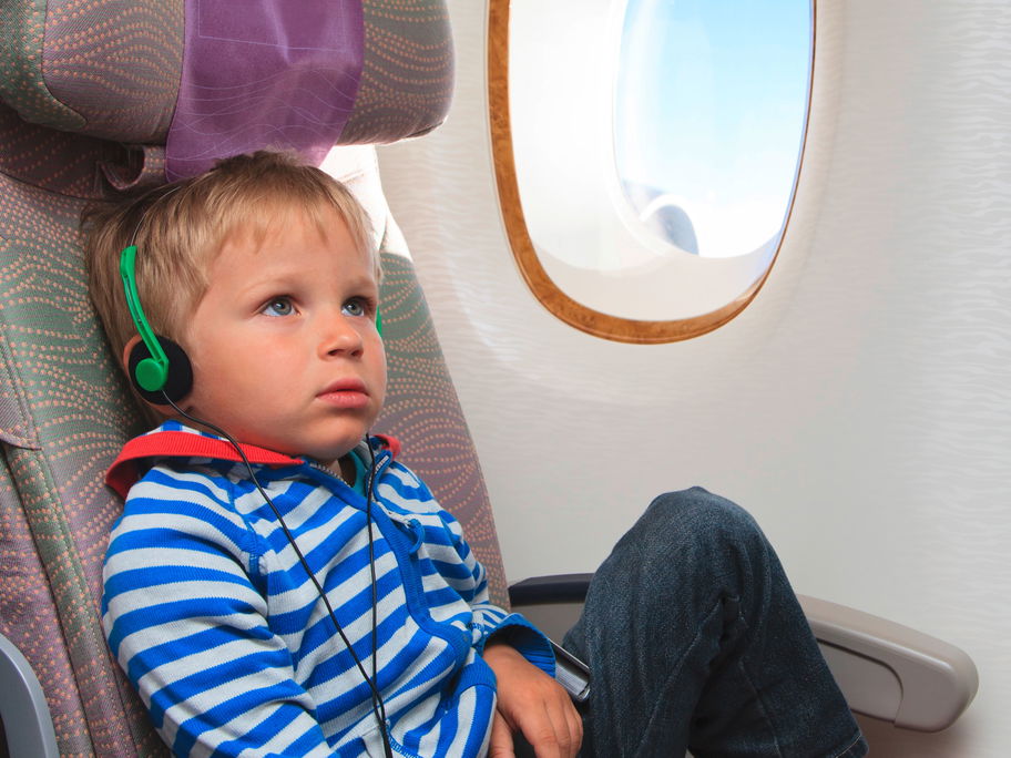 Kind im Flugzeug