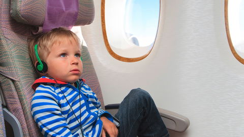 Ab welchem Alter dürfen Kinder alleine fliegen?
