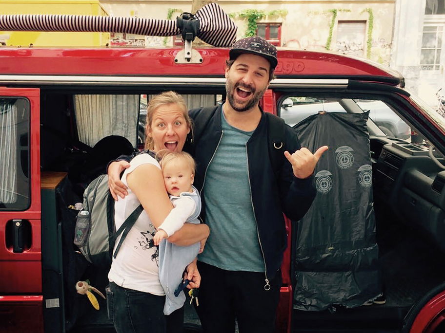 On the road: Fabian mit seiner Freundin Nico und Baby Yanti.