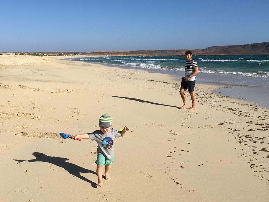 Vater und Kind am Strand auf den Kapverden.
