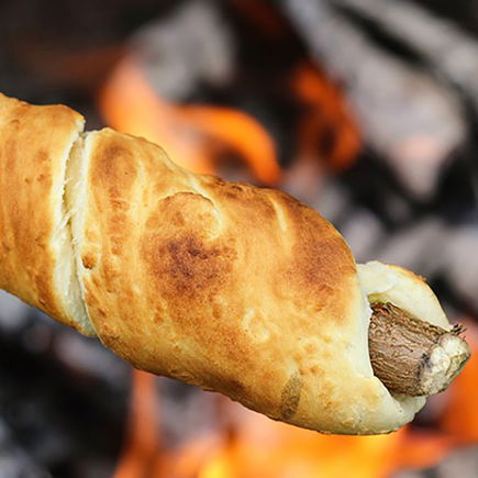 Stockbrot aus fertigem Pizzateig: So einfach geht's!