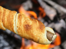 Stockbrot aus fertigem Pizzateig: So einfach geht's!