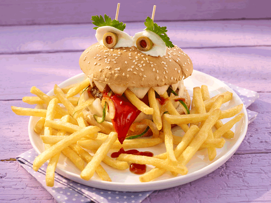 Burgermonster mit Pommes.