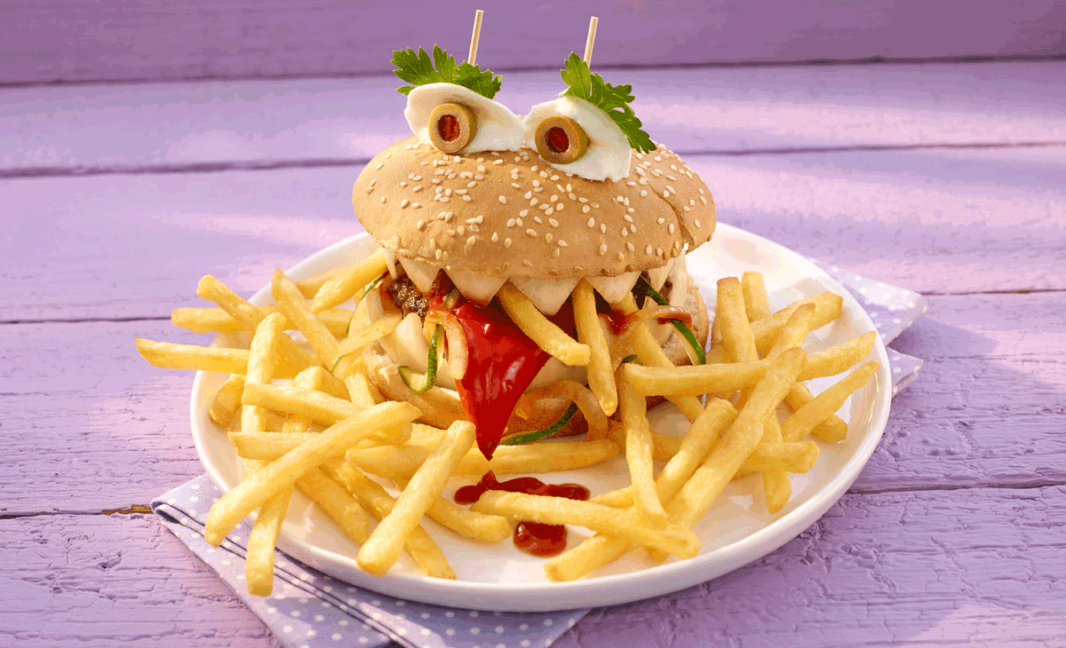 Burgermonster mit Pommes.