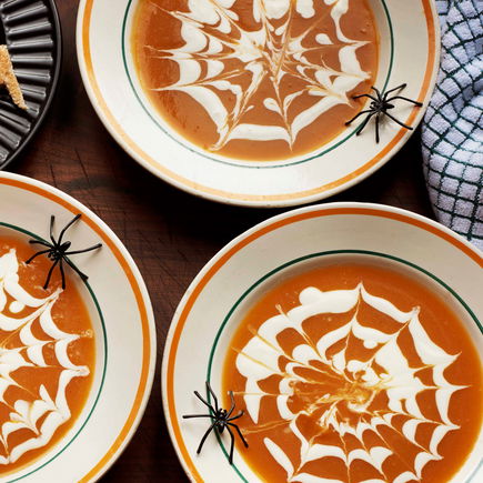 Halloween-Kürbissuppe im Spinnennetz-Look