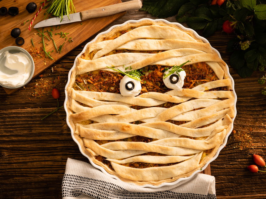 Die Quiche, die aussieht wie eine Mumie, kommt bei euren Kids garantiert gut an!