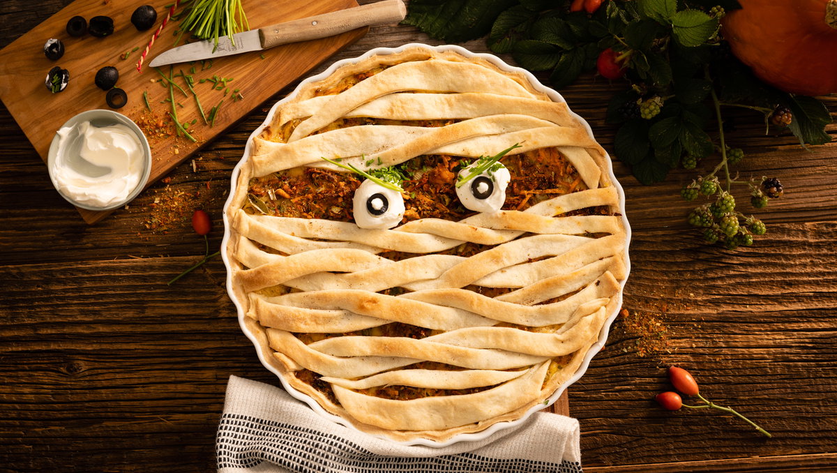 Die Quiche, die aussieht wie eine Mumie, kommt bei euren Kids garantiert gut an!