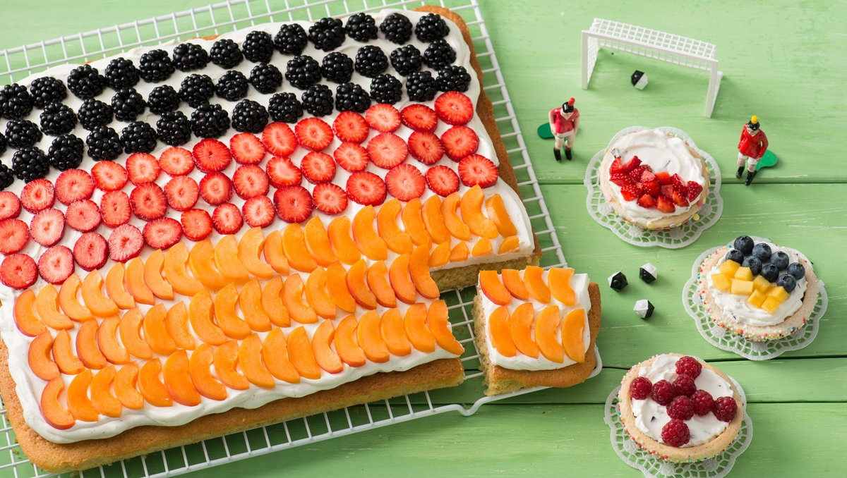 Der Fatakuchen ist mit Brombeeren, Erdbeeren und Pfirsichen dekoriert.