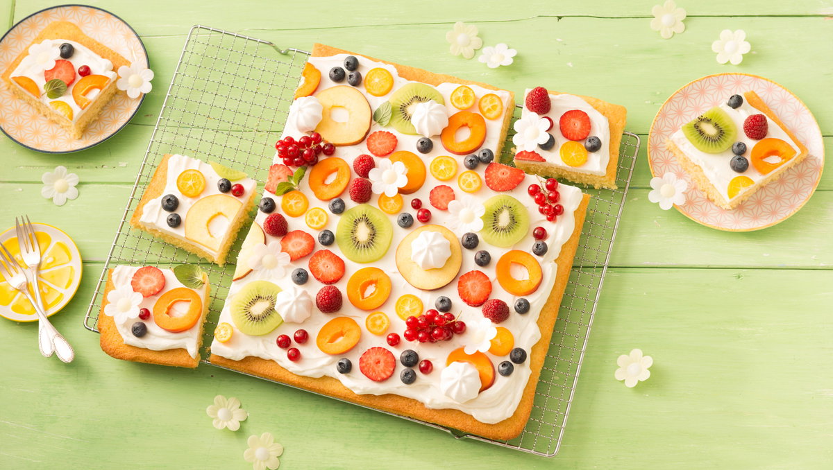 Auf einem Blech-Fantakuchen ist verschiedenes Obst verteilt.
