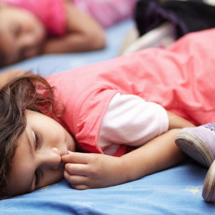 Mittagsschlaf im Kindergarten: Wie bekommen Erzieher das nur hin?