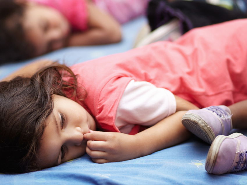 Der Mittagsschlaf in der Kita lässt die Kinder zur Ruhe kommen.