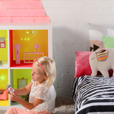 So einfach könnt ihr aus Regalen ein Puppenhaus selber bauen 