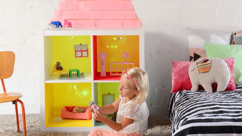 So einfach könnt ihr aus Regalen ein Puppenhaus selber bauen 