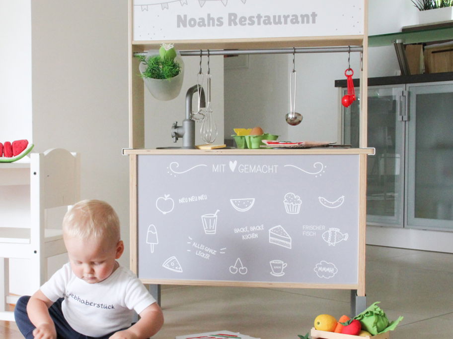 Mit den Klebefolien von Limmaland wird aus der Ikea-Küche Duktig ein Restaurant.