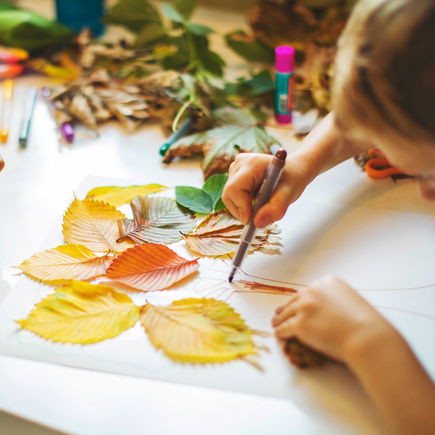 Herbstbasteln mit Kindern: Schöne Ideen ab Kita-Alter