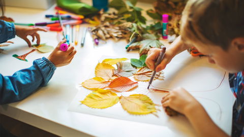 Herbstbasteln mit Kindern: Schöne Ideen ab Kita-Alter
